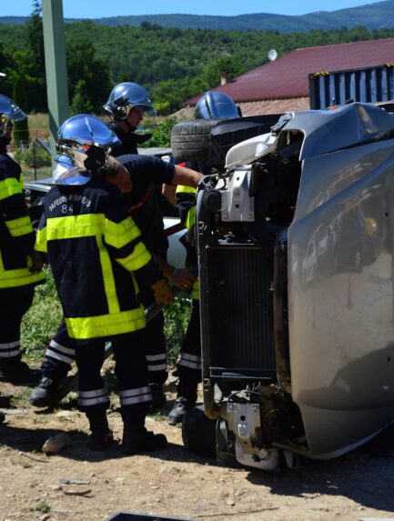 Photo by Ulrick Trappschuh: https://www.pexels.com/photo/workers-in-uniforms-at-car-accident-site-15534817/