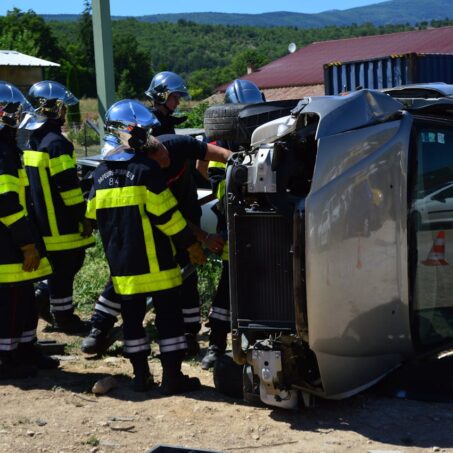 Photo by Ulrick Trappschuh: https://www.pexels.com/photo/workers-in-uniforms-at-car-accident-site-15534817/